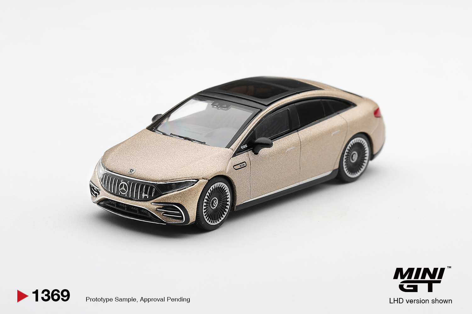 Mini GT Mercedes-AMG EQS 53 Gold — imagem principal